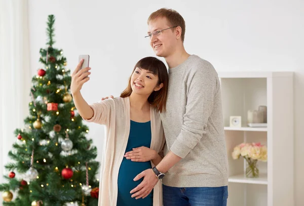 Feliz casal familiar tomando selfie no Natal — Fotografia de Stock