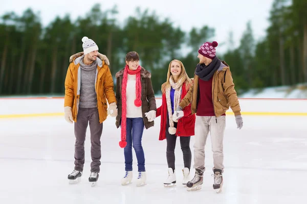 Amigos de mãos dadas na pista de patinação ao ar livre — Fotografia de Stock