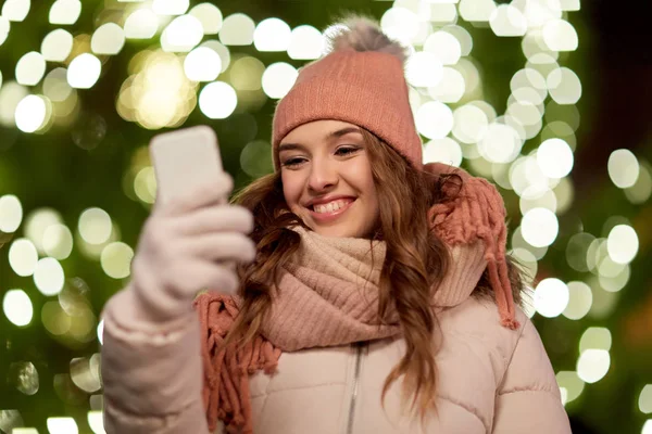 Femme heureuse avec smartphone à Noël — Photo