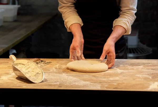 厨师或烹饪面团面包店的面包师 — 图库照片