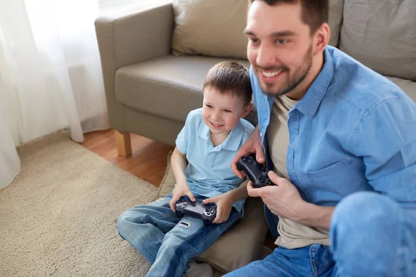 Πατέρας και γιος παίζουν βιντεοπαιχνίδι στο σπίτι — Φωτογραφία Αρχείου