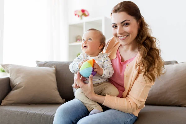 Feliz joven madre con pequeño bebé en casa —  Fotos de Stock