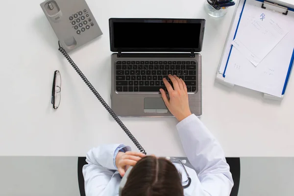 Doctor cu laptop apelând la telefon la clinică — Fotografie, imagine de stoc