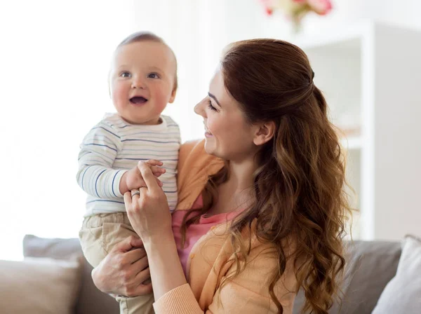 Feliz joven madre con pequeño bebé en casa —  Fotos de Stock