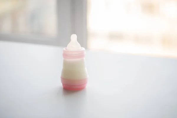在桌子上的婴儿奶瓶婴儿配方奶粉 — 图库照片