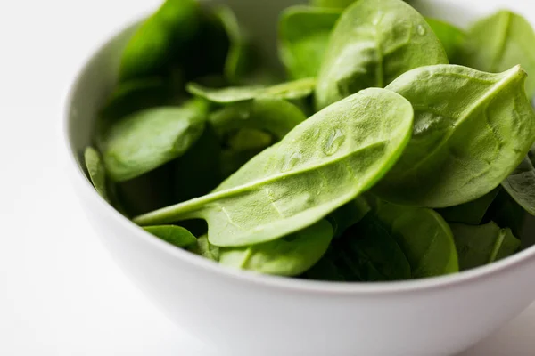 Primo piano di foglie di spinaci in ciotola bianca — Foto Stock