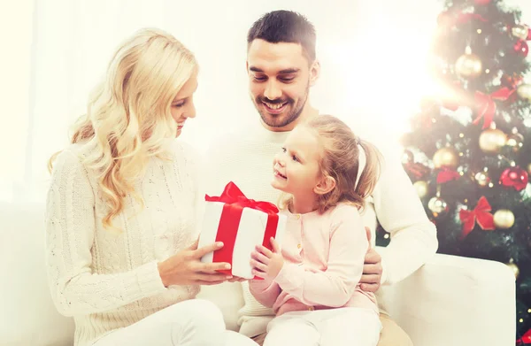 Šťastná rodina doma s vánoční stromeček — Stock fotografie