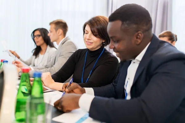 Team di lavoro alla conferenza internazionale — Foto Stock