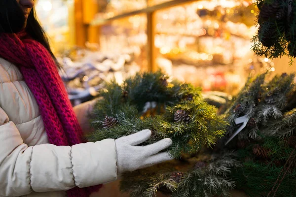 Femme avec couronne de sapin au marché de Noël — Photo