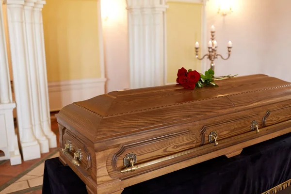 教会の木製の棺の赤いバラ — ストック写真