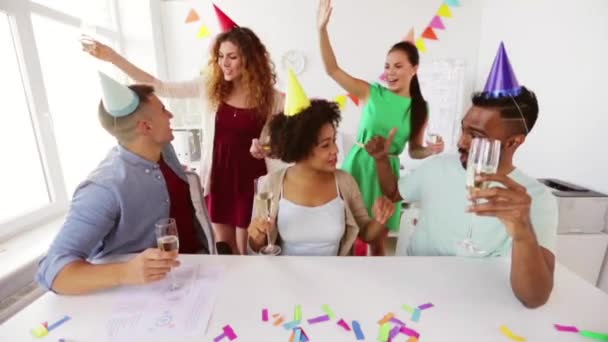 Equipo feliz con bebidas celebrando en la fiesta de la oficina — Vídeo de stock