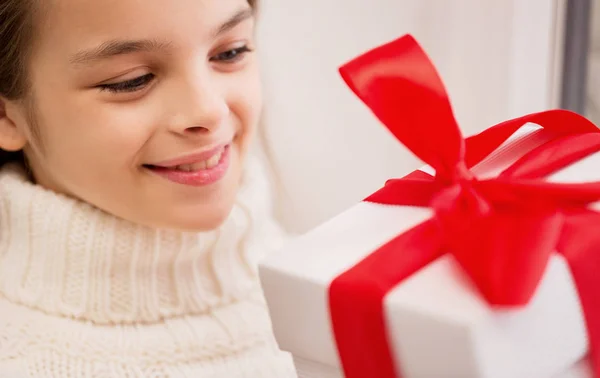 Menina bonita feliz com presente de Natal em casa — Fotografia de Stock