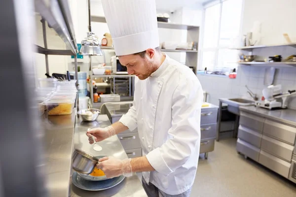 Feliz chef masculino cocina comida en la cocina del restaurante —  Fotos de Stock