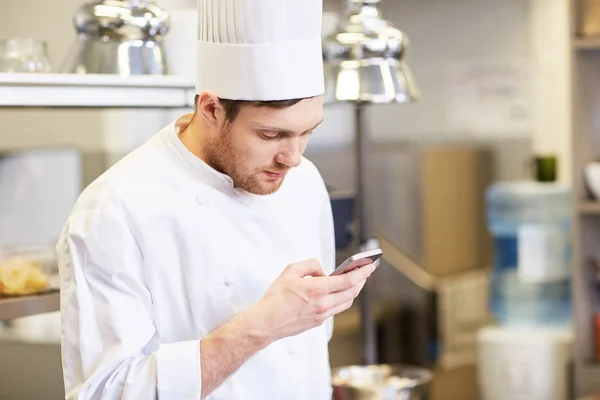 Chef cuisinier avec smartphone au restaurant cuisine — Photo