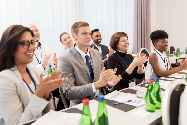 Folk applåderar på business konferensen — Stockfoto