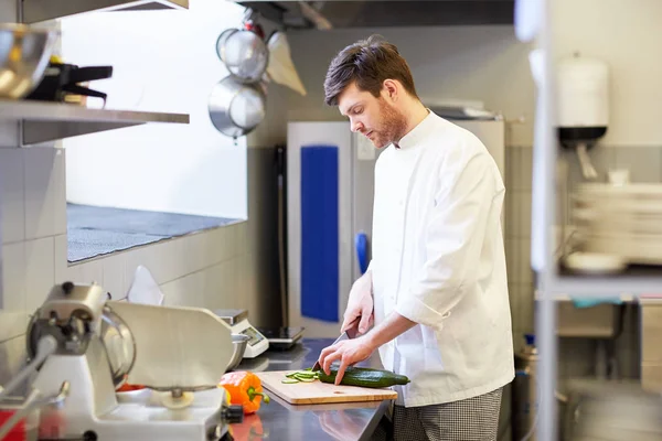 Šťastný muž kuchař vaření jídlo v restauraci kitchen — Stock fotografie