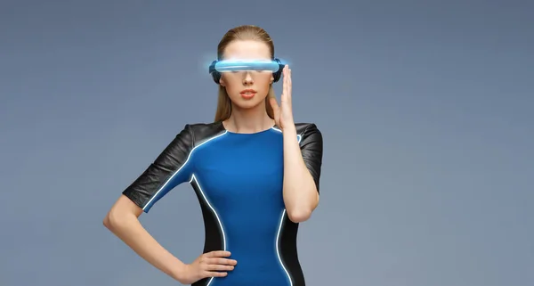 Femme en réalité virtuelle lunettes 3d — Photo