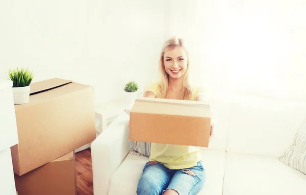 Sonriente joven con caja de cartón en casa —  Fotos de Stock