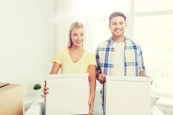 Sonriente pareja con grandes cajas moviéndose a nuevo hogar —  Fotos de Stock