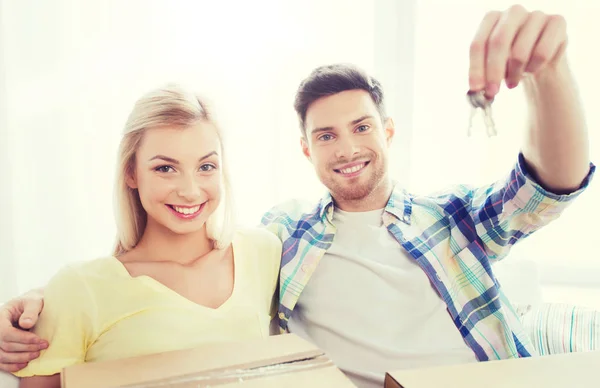 Couple heureux avec clé et boîtes déménageant dans une nouvelle maison — Photo