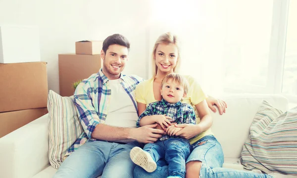 Gelukkig gezin met dozen verhuizen naar nieuw huis — Stockfoto