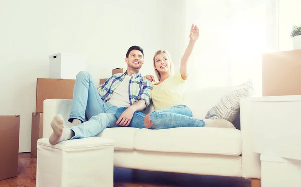 Pareja con cajas mudándose a casa nueva y soñando — Foto de Stock