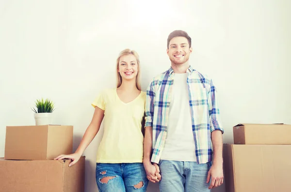 Sonriente pareja con grandes cajas moviéndose a nuevo hogar —  Fotos de Stock