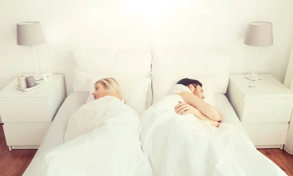 Pareja durmiendo en la cama en casa — Foto de Stock