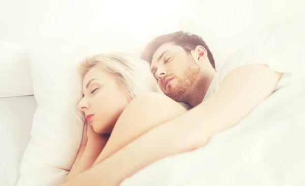 Lyckliga par sover i sängen hemma — Stockfoto