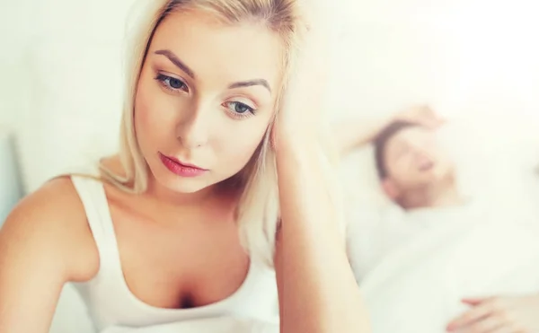 Vaken kvinna med sömnlöshet i sängen — Stockfoto