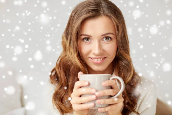 Close up de mulher feliz com xícara de café em casa — Fotografia de Stock