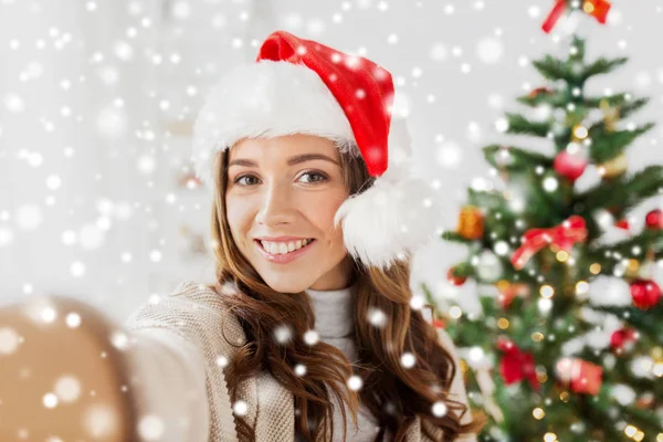 Mulher em santa chapéu tomando selfie no Natal — Fotografia de Stock