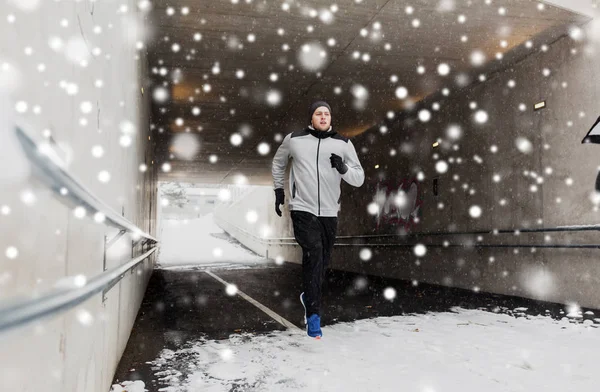 沿着地铁隧道在冬天跑的人 — 图库照片
