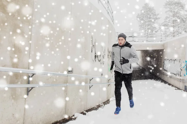 Homem correndo para fora do túnel do metrô no inverno — Fotografia de Stock