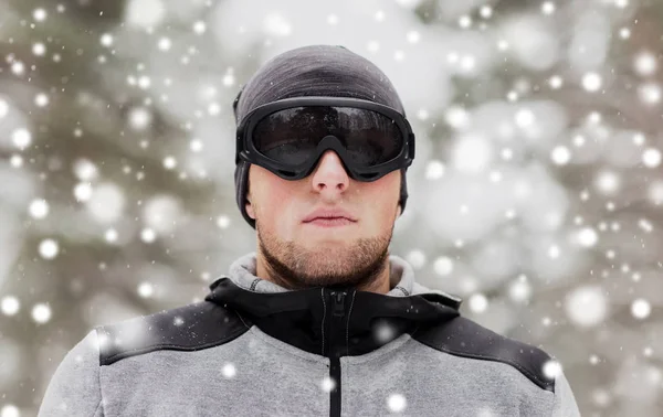 Homem de esportes com óculos de esqui no inverno ao ar livre — Fotografia de Stock