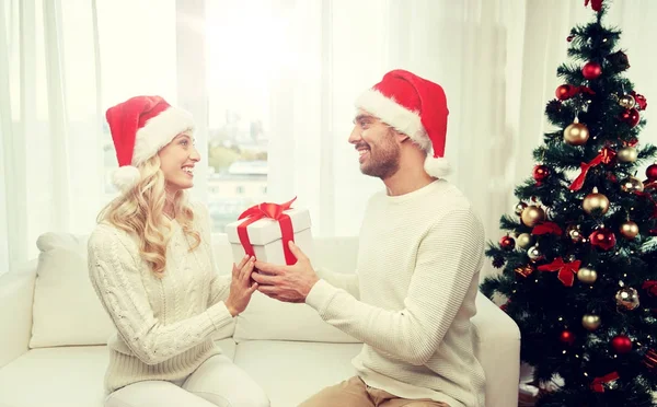 Happy couple at home with christmas gift box — Stock Photo, Image