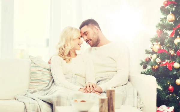 Coppia felice a casa con albero di Natale — Foto Stock