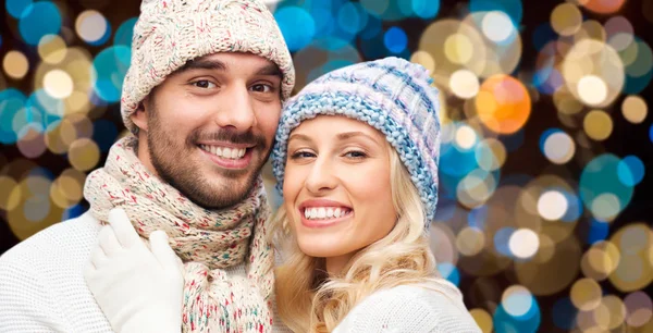 Felice coppia in cappelli su sfondo luci — Foto Stock