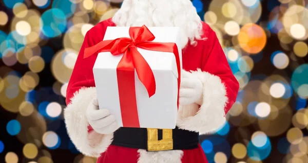 Close up of santa claus with christmas gift — Stock Photo, Image