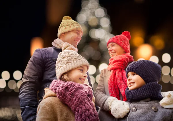 Lycklig familj utomhus på julafton — Stockfoto