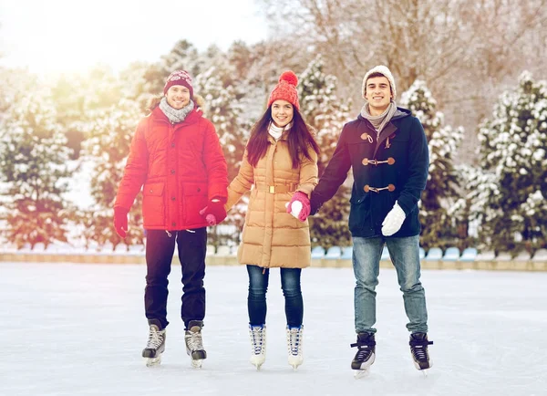 快乐的朋友冰上户外溜冰场溜冰 — 图库照片