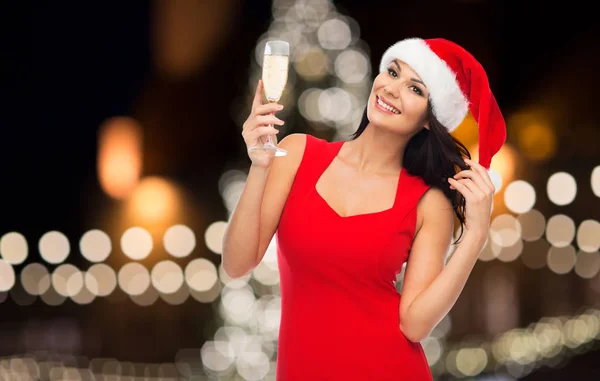 美丽性感的女人，在圣诞老人的帽子和红色的裙子 — 图库照片