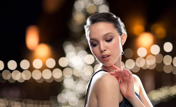 Hermosa mujer asiática con pendientes en Navidad — Foto de Stock