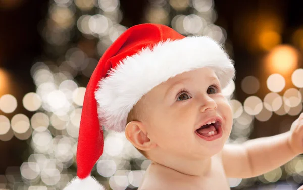 Close up de bebê pequeno em santa chapéu no Natal — Fotografia de Stock