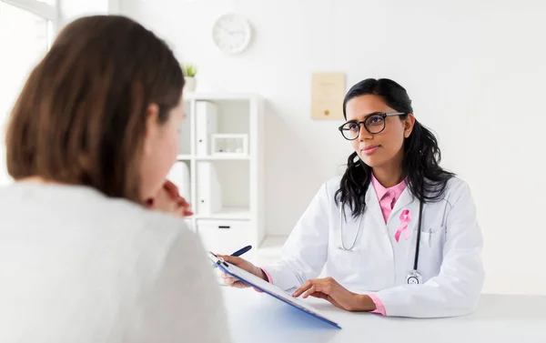 Medico con nastro rosa di consapevolezza e paziente — Foto Stock