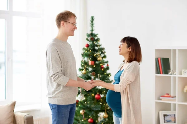 Esposa grávida com marido em casa no Natal — Fotografia de Stock