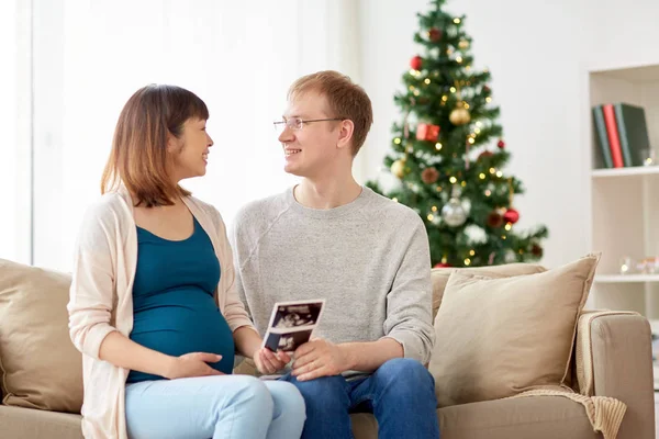 Casal feliz com imagens de ultra-som no Natal — Fotografia de Stock