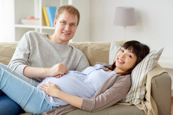 Esposa grávida feliz com o marido em casa — Fotografia de Stock