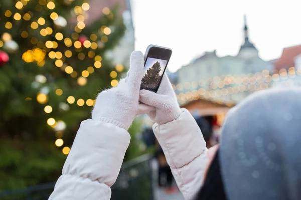 Mãos com smartphone fotografar árvore de natal — Fotografia de Stock