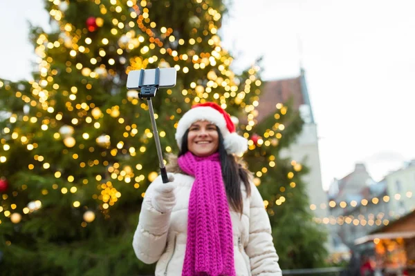 クリスマスにスマート フォンで selfie を取って女性 — ストック写真